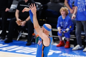 卡鲁索在单轮分区决赛命中20记三分 NBA历史替补球员首人