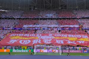 阵势对决！欧冠决赛即将开打，巴黎、阿森纳看台展示Tifo