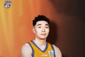 以无畏姿态继续前进！祝上海男篮小将吴泽昊24岁生日快乐