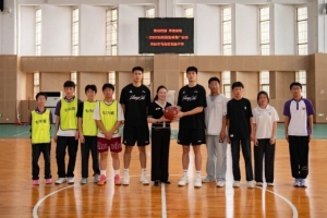 公益行 | 篮动校园 梦想启航！肯帝亚男篮走进马相伯初级中学