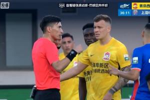 西海岸vs申花上半场，VAR多次介入，主裁麦麦提江屡次被球员围住