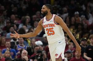 后场进攻篮板见过没？大桥23米三分被文班封盖 然后篮板数据+1